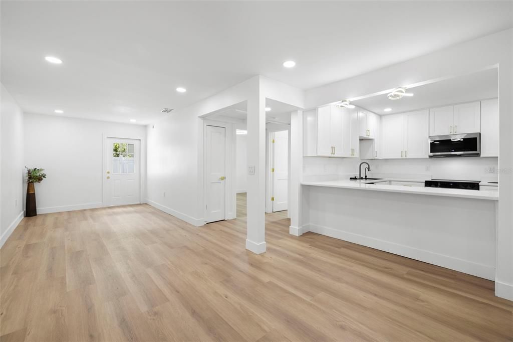 Image 7 of property listing at 11722 N EDISON AVENUE, Tampa, FL 33612