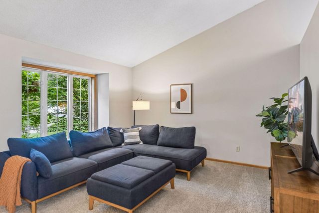628 Eagle Ridge Road, Woodbury, MN 55125