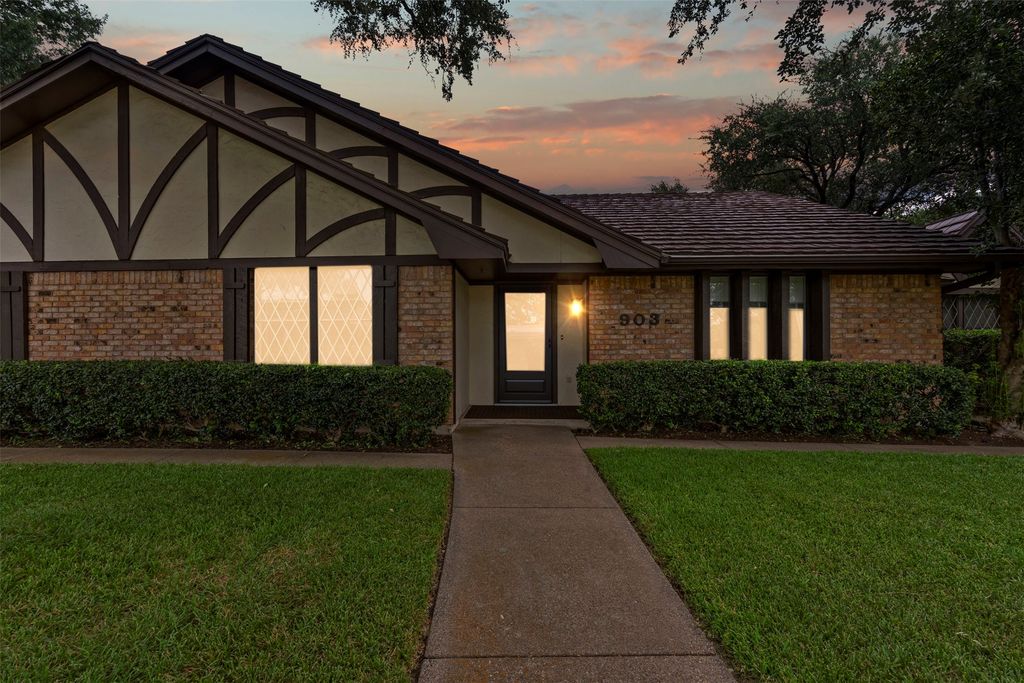 903 Green Rock Drive, Duncanville, TX 75137