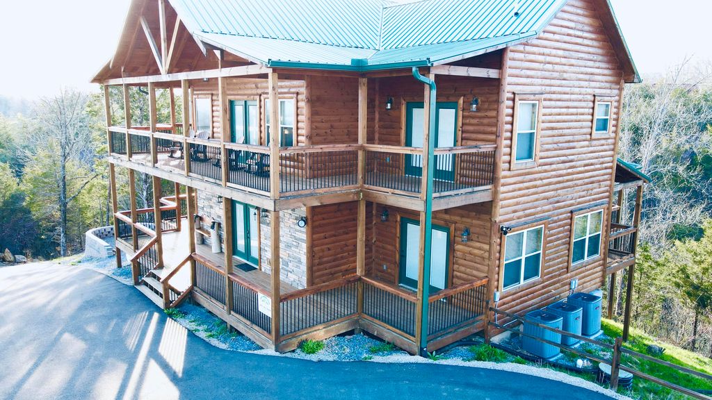 2124 Megan Ridge Drive, Sevierville, TN 37876