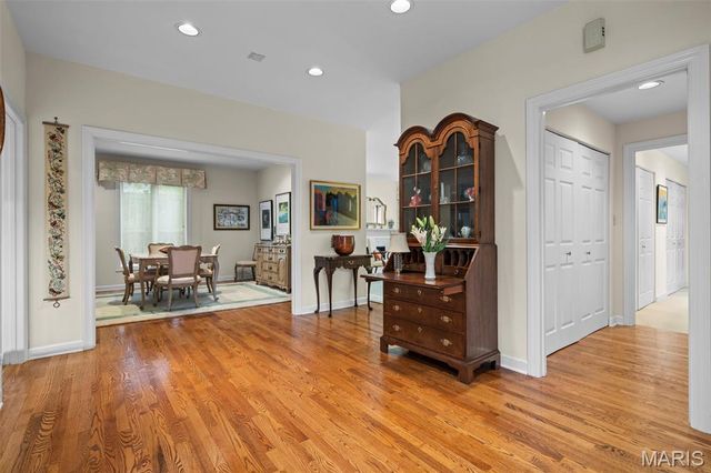 149 N Hanley Road, University City, MO 63105