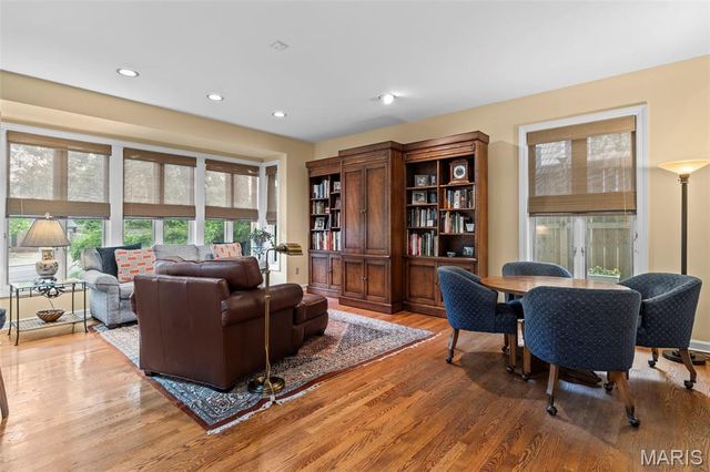 149 N Hanley Road, University City, MO 63105