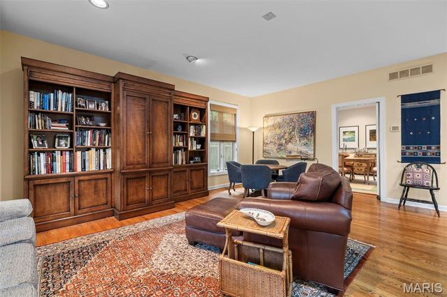 149 N Hanley Road, University City, MO 63105