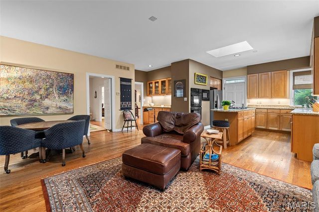 149 N Hanley Road, University City, MO 63105