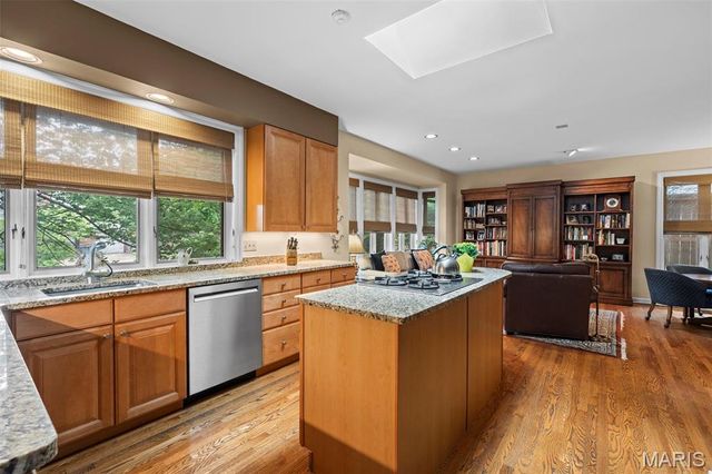 149 N Hanley Road, University City, MO 63105