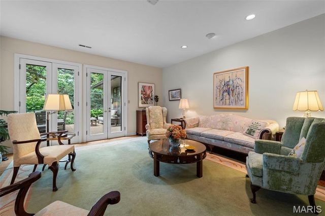 149 N Hanley Road, University City, MO 63105