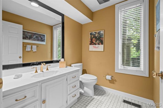 149 N Hanley Road, University City, MO 63105