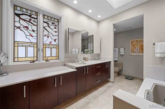 149 N Hanley Road, University City, MO 63105