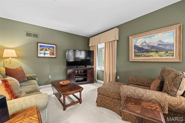 149 N Hanley Road, University City, MO 63105