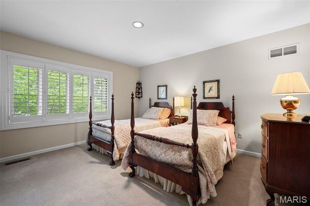 149 N Hanley Road, University City, MO 63105