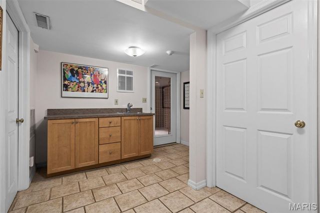 149 N Hanley Road, University City, MO 63105