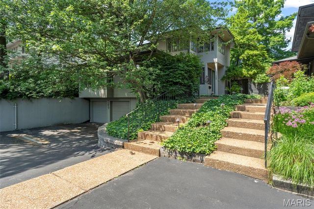 149 N Hanley Road, University City, MO 63105