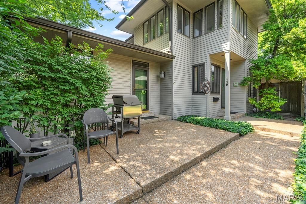 149 N Hanley Road, University City, MO 63105