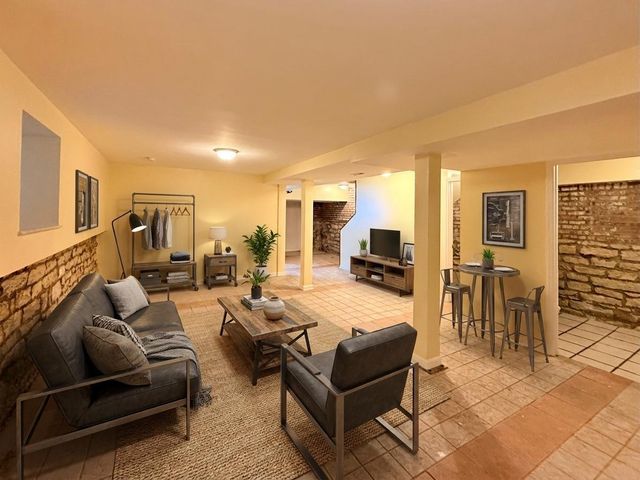 1527 E 66th Place, Chicago, IL 60637