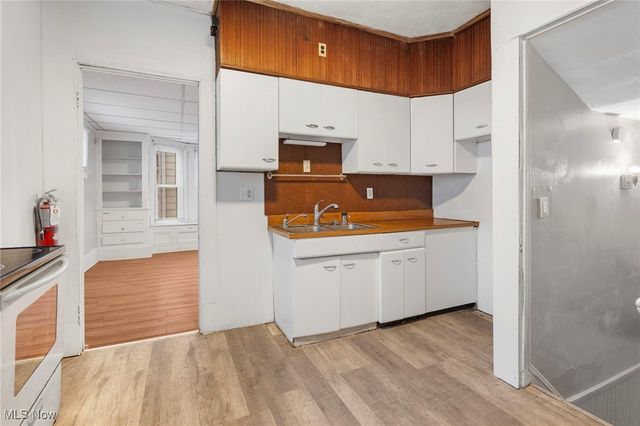 10624 Grantwood Avenue, Cleveland, OH 44108