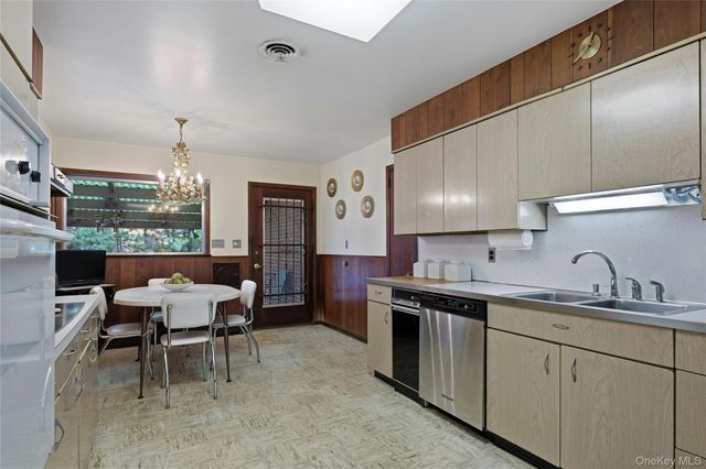 11 Washington Place, Port Washington, NY 11050