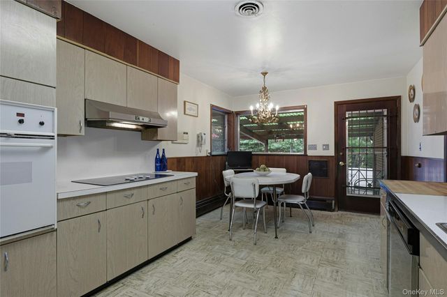 11 Washington Place, Port Washington, NY 11050