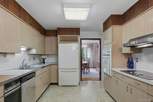 11 Washington Place, Port Washington, NY 11050