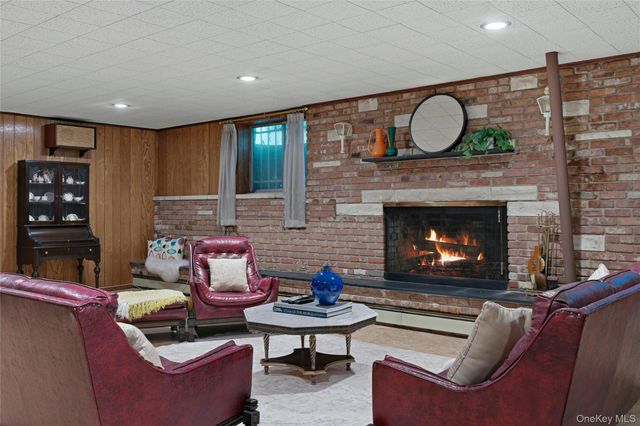 11 Washington Place, Port Washington, NY 11050