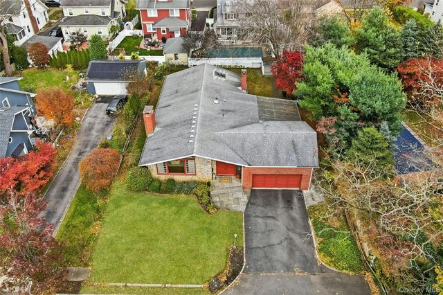 11 Washington Place, Port Washington, NY 11050