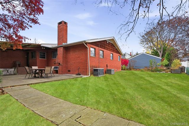 11 Washington Place, Port Washington, NY 11050