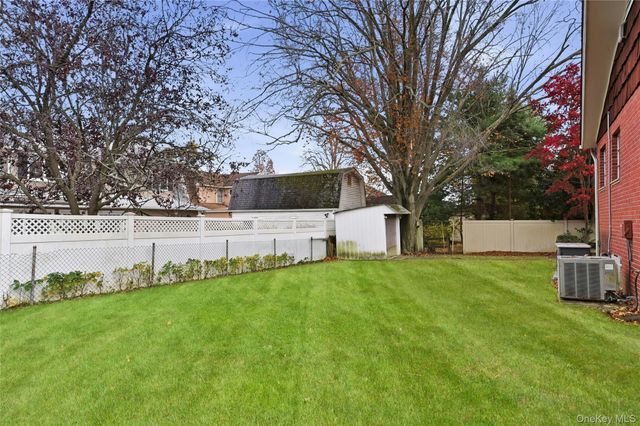 11 Washington Place, Port Washington, NY 11050