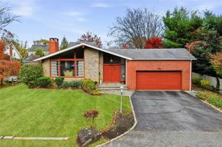 11 Washington Place, Port Washington, NY 11050