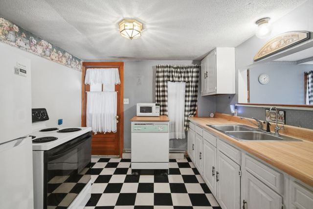 83 Union Rd, Wales, MA 01081