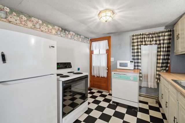 83 Union Rd, Wales, MA 01081