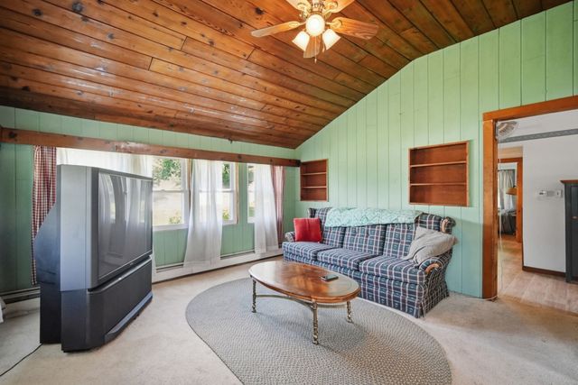 83 Union Rd, Wales, MA 01081