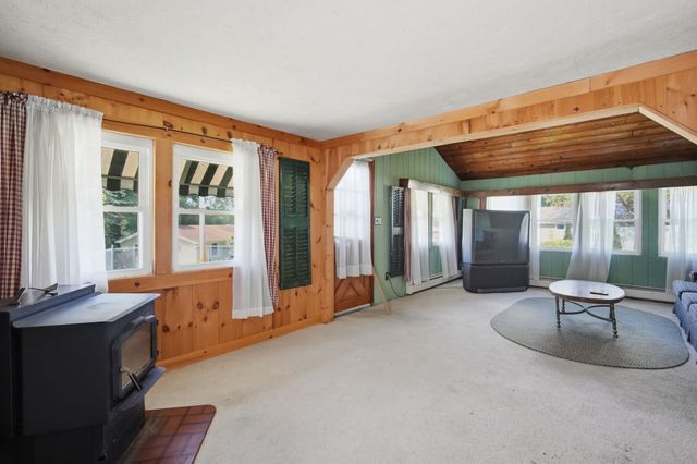 83 Union Rd, Wales, MA 01081