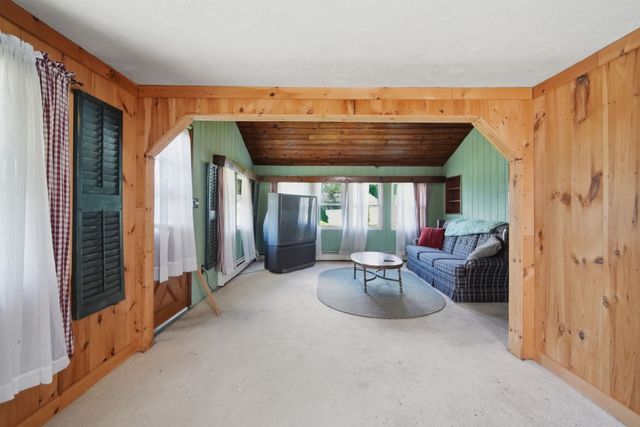 83 Union Rd, Wales, MA 01081