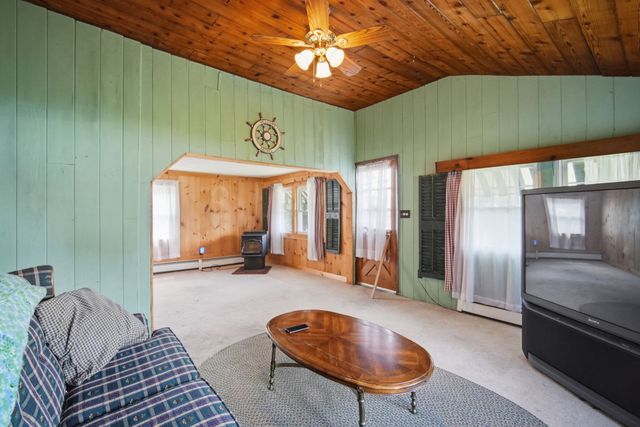 83 Union Rd, Wales, MA 01081