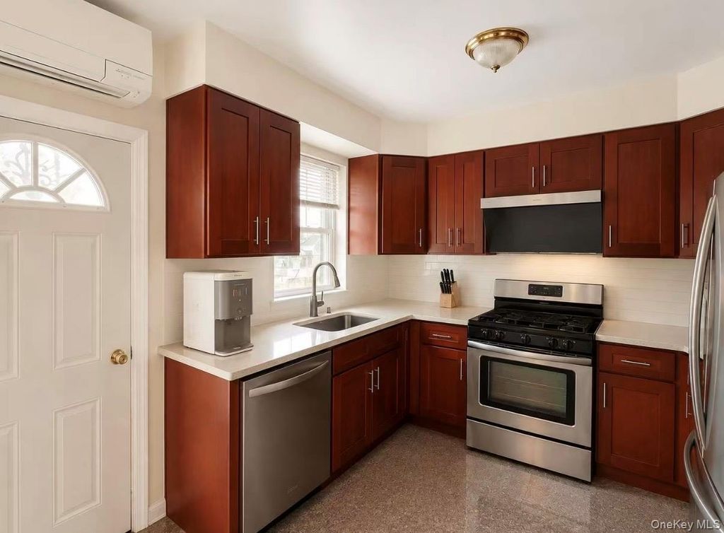 4320 Utopia Parkway, Flushing, NY 11358 — photo 4