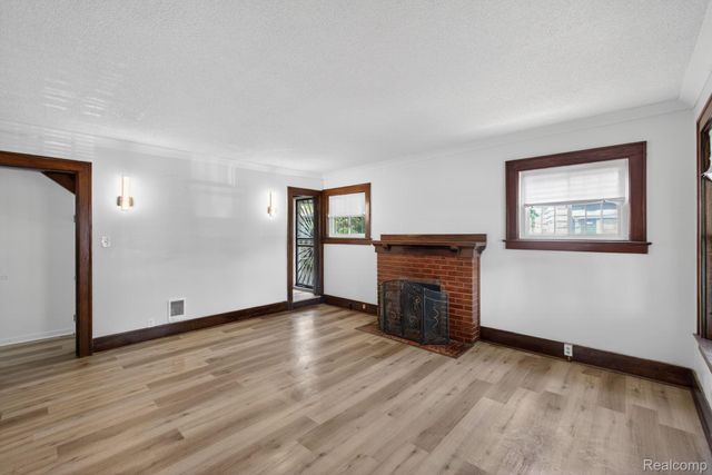810 E 8th Street, Flint, MI 48503