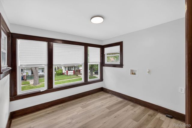 810 E 8th Street, Flint, MI 48503