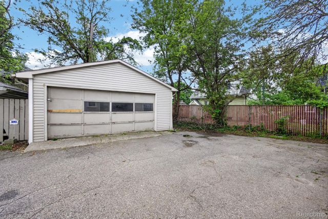 810 E 8th Street, Flint, MI 48503