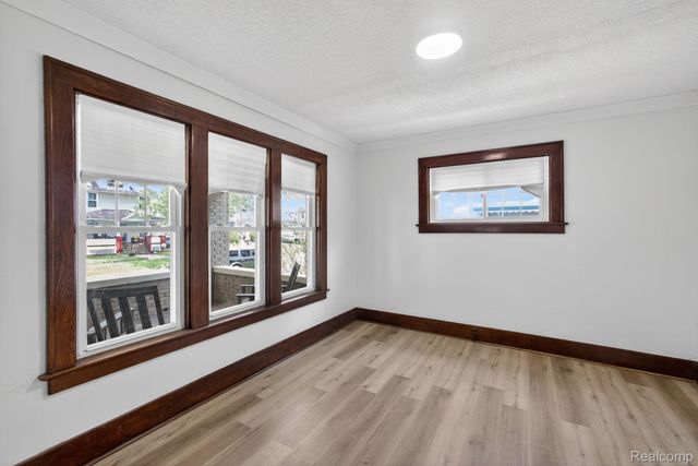810 E 8th Street, Flint, MI 48503
