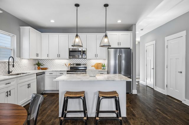 733 Arbor Trace Cir, Nashville, TN 37207