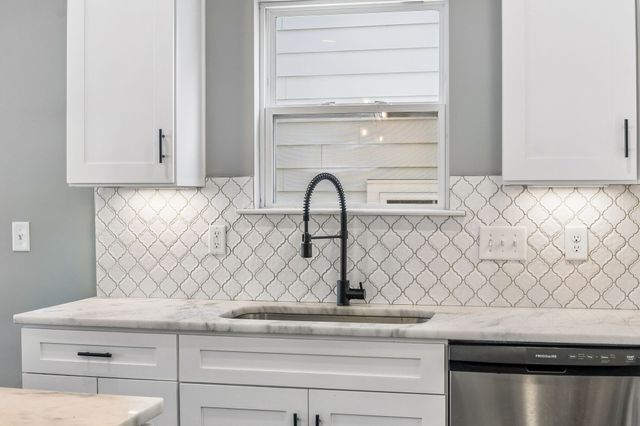 733 Arbor Trace Cir, Nashville, TN 37207