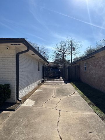 4737 Benning Drive, Houston, TX 77035