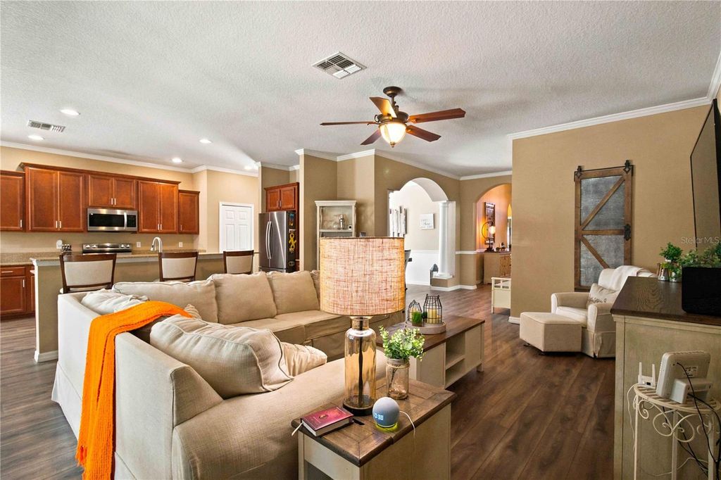 Image 11 of property listing at 6733 45TH TERRACE E, Bradenton, FL 34203