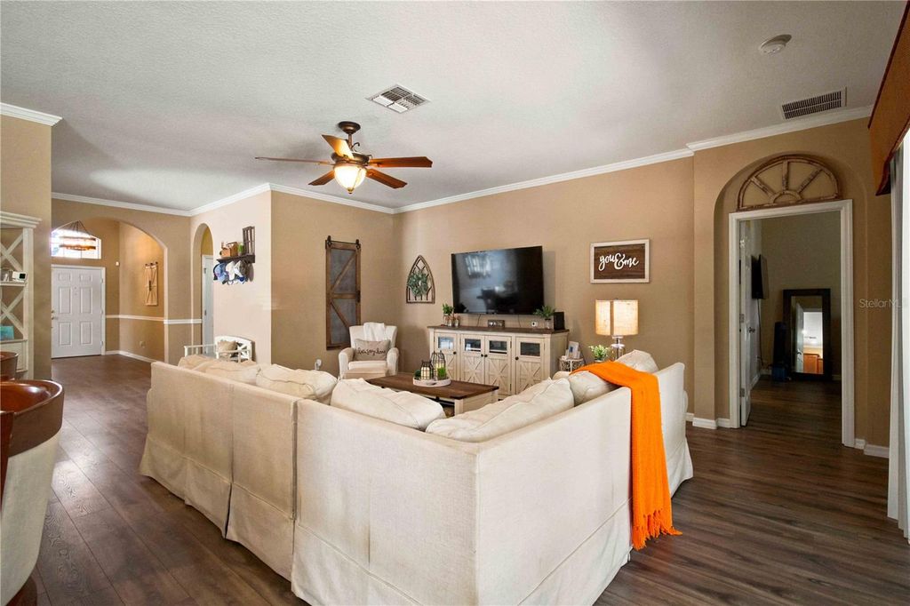 Image 12 of property listing at 6733 45TH TERRACE E, Bradenton, FL 34203