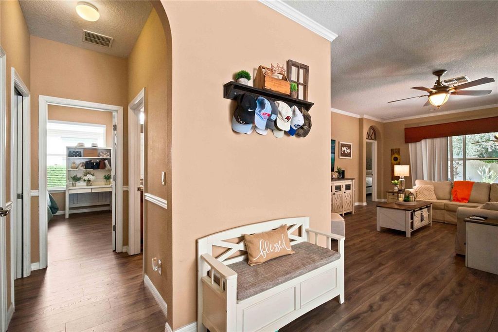 Image 7 of property listing at 6733 45TH TERRACE E, Bradenton, FL 34203