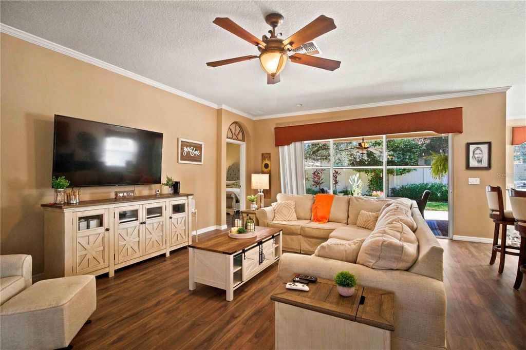 Image 8 of property listing at 6733 45TH TERRACE E, Bradenton, FL 34203