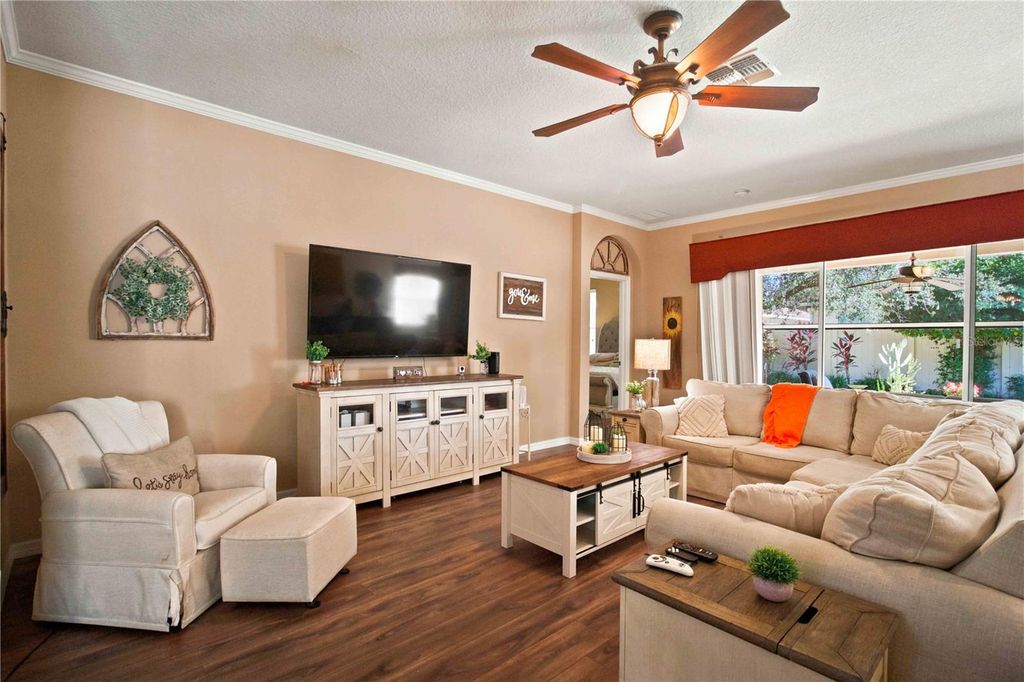 Image 9 of property listing at 6733 45TH TERRACE E, Bradenton, FL 34203
