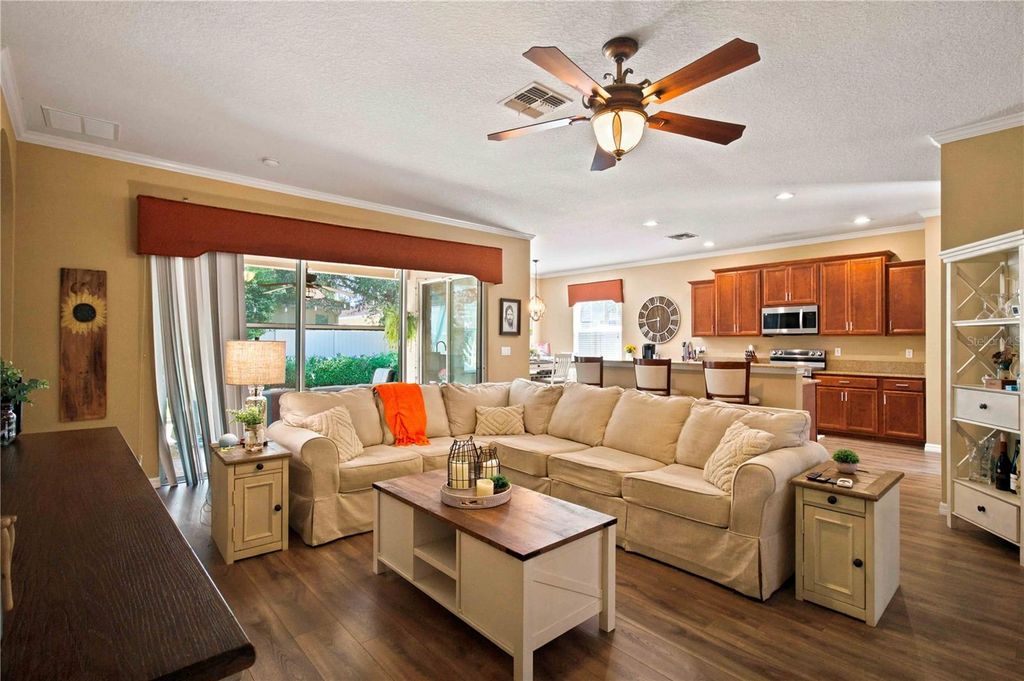 Image 10 of property listing at 6733 45TH TERRACE E, Bradenton, FL 34203