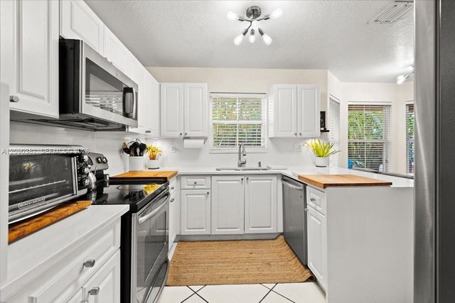 195 Sable Palm Way, Davie, FL 33325