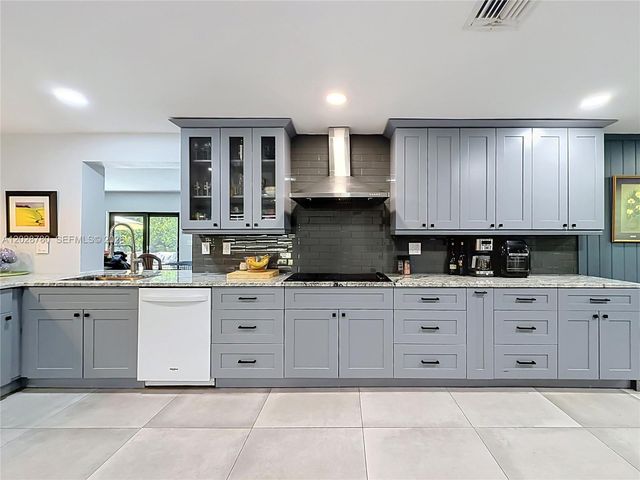 10460 NW 4th St, Plantation, FL 33324