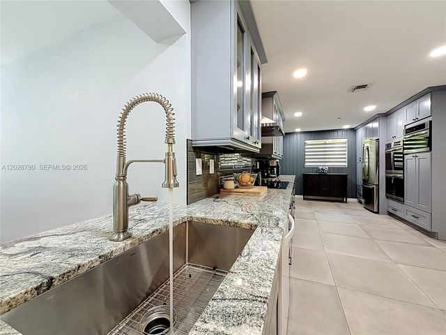 10460 NW 4th St, Plantation, FL 33324